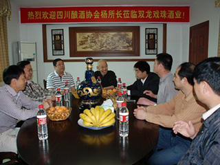 四川釀酒研究所楊所長到企業(yè)指導(dǎo)交流工作