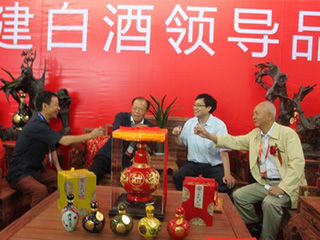 雙龍戲珠華彩亮相首屆海峽兩岸（建甌）根雕藝術(shù)品博覽會