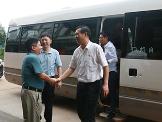 南平市委副書記、代市長袁超洪蒞臨雙龍戲珠酒業(yè)參觀調(diào)研