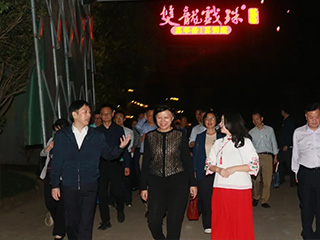 福建省人大常委會黨組副書記、副主任雷春美蒞臨雙龍戲珠酒業(yè)視察調(diào)研
