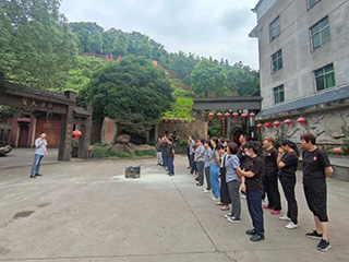 福建雙龍戲珠酒業(yè)有限公司開展消防演練、有限空間應(yīng)急預(yù)案演練及安全生產(chǎn)培訓(xùn)